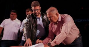 Gladson anuncia construção de três escolas, entrega tablets e vouchers para fardamento escolar em Mâncio Lima