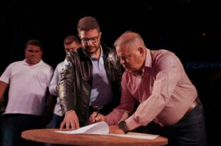 Gladson anuncia construção de três escolas, entrega tablets e vouchers para fardamento escolar em Mâncio Lima