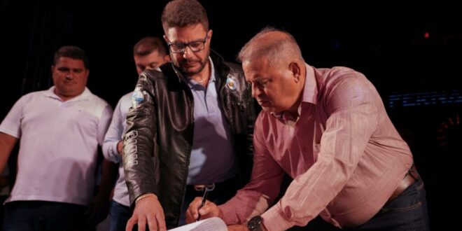 Gladson anuncia construção de três escolas, entrega tablets e vouchers para fardamento escolar em Mâncio Lima
