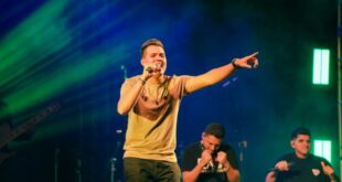 Show do cantor Vitor Fernandes marca a última noite da Expo Mâncio Lima 2024