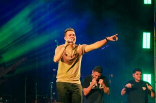 Show do cantor Vitor Fernandes marca a última noite da Expo Mâncio Lima 2024
