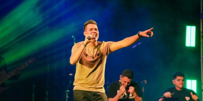 Show do cantor Vitor Fernandes marca a última noite da Expo Mâncio Lima 2024