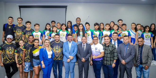 Governador inaugura novo auditório estudantil em Assis Brasil