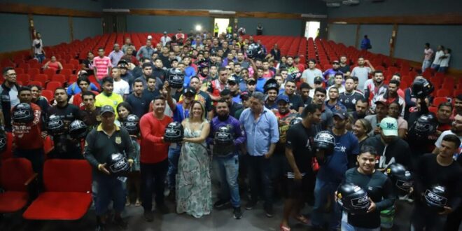 Motoentregadores de Rio Branco recebem capacetes