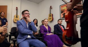 Alunos do projeto de música da Cidade do Povo se apresentam para autoridades