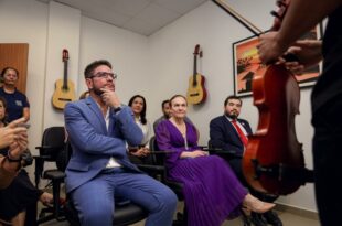 Alunos do projeto de música da Cidade do Povo se apresentam para autoridades