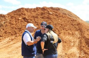 Deracre vistoria obras do Estado em Plácido de Castro