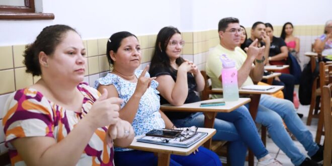 Educação oferece curso de Língua Brasileira de Sinais a professores da rede estadual