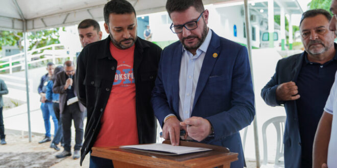 Governador assina ordem de serviço para obras em duas escolas e ginásio poliesportivo de Porto Walter