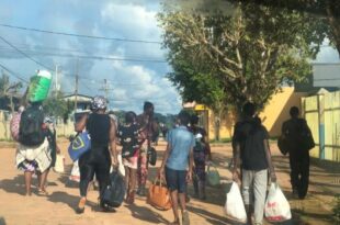 Imigrantes da Casa de Passagem recebem cobertores e kits de higiene