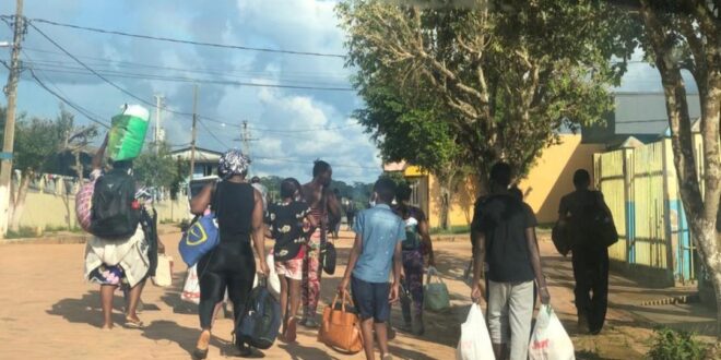 Imigrantes da Casa de Passagem recebem cobertores e kits de higiene