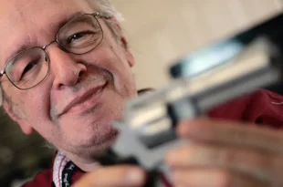 Filha de Olavo de Carvalho depõe hoje na PF sobre seita criada pelo pai que envolveria rede de pedofilia