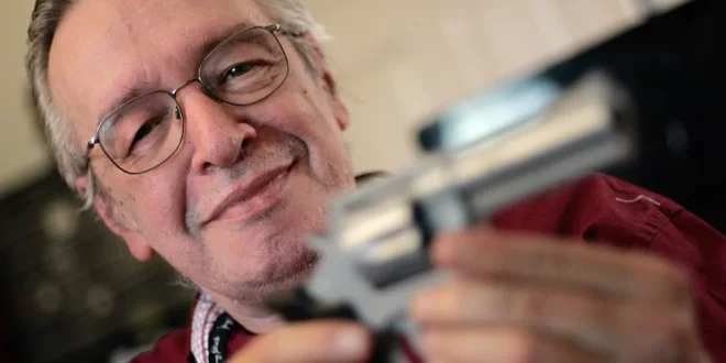 Filha de Olavo de Carvalho depõe hoje na PF sobre seita criada pelo pai que envolveria rede de pedofilia