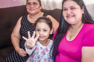 Após transplante de córnea, mãe volta a enxergar e realiza sonho de conhecer o rosto da filha