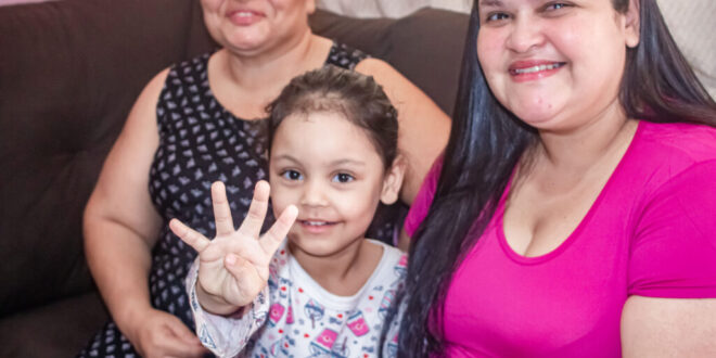Após transplante de córnea, mãe volta a enxergar e realiza sonho de conhecer o rosto da filha