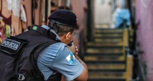 Polícia procura ladrões que roubaram computadores de escolas no Rio