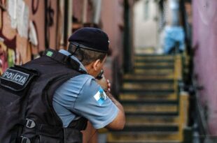 Polícia procura ladrões que roubaram computadores de escolas no Rio