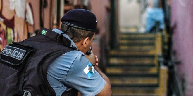 Polícia procura ladrões que roubaram computadores de escolas no Rio