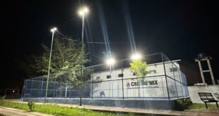 Governo realiza manutenção dos refletores das quadras da Avenida Coronel Mâncio Lima, em Cruzeiro do Sul