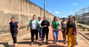 Estado entrega kits de higiene pessoal e acompanha atividades realizadas no presídio feminino