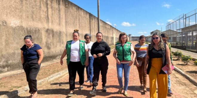 Estado entrega kits de higiene pessoal e acompanha atividades realizadas no presídio feminino