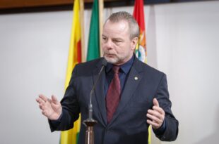 Pedro Longo pede que Gladson estude aumento do valor do auxílio-alimentação para servidores