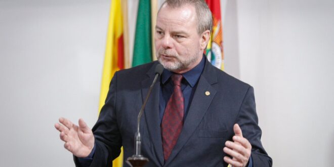 Pedro Longo pede que Gladson estude aumento do valor do auxílio-alimentação para servidores