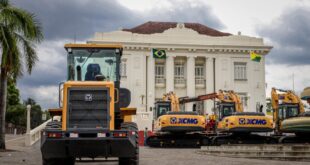Máquinas agrícolas adquiridas pelo Estado são expostas em frente ao Palácio Rio Branco
