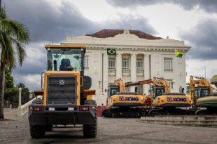 Máquinas agrícolas adquiridas pelo Estado são expostas em frente ao Palácio Rio Branco