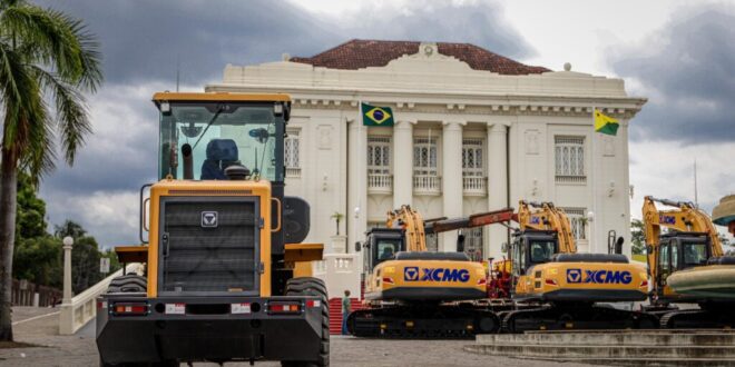 Máquinas agrícolas adquiridas pelo Estado são expostas em frente ao Palácio Rio Branco