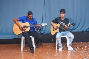 Alunos do Centro Educativo Adilis Nogueira Maciel fazem recital de violão