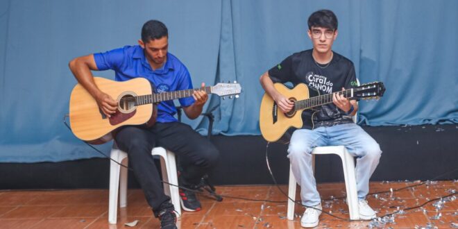 Alunos do Centro Educativo Adilis Nogueira Maciel fazem recital de violão