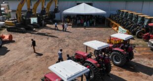 Governo entrega novas máquinas agrícolas para a agricultura familiar