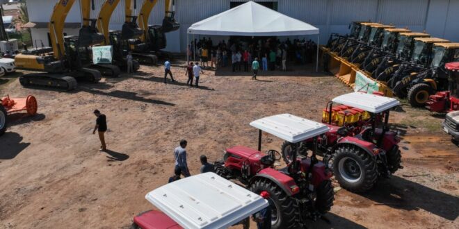Governo entrega novas máquinas agrícolas para a agricultura familiar