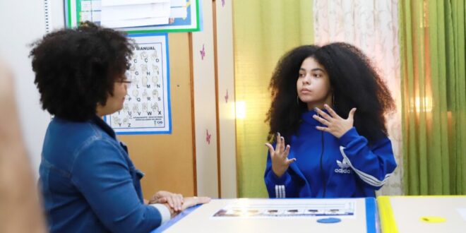 Alunos surdos da rede estadual têm Atendimento Educacional Especializado Bilíngue