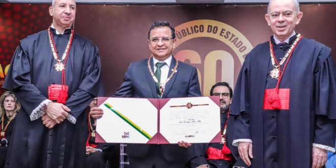 Luiz Gonzaga recebe comenda do Ministério Público pelos serviços prestados ao povo acreano