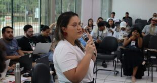 Jornalista Tácita Muniz ministra palestra durante caravana da Abraji