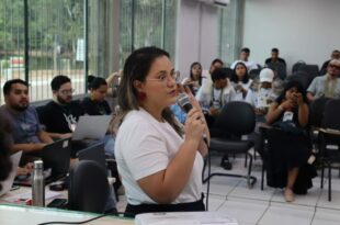 Jornalista Tácita Muniz ministra palestra durante caravana da Abraji