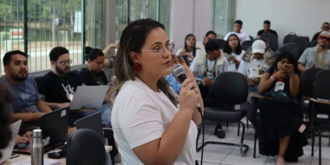 Jornalista Tácita Muniz ministra palestra durante caravana da Abraji