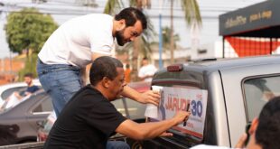 Jarude começa campanha com pé ‘direito’ e adesivaço em comitê: “Um NOVO futuro para Rio Branco”