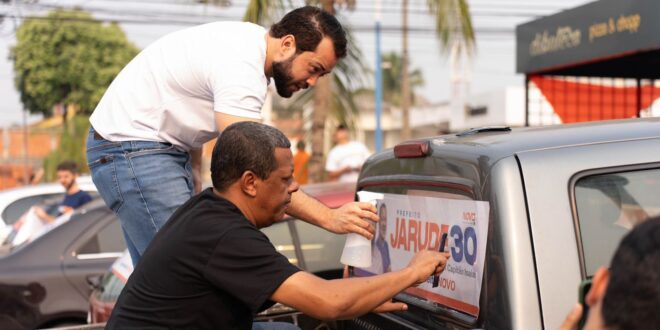 Jarude começa campanha com pé ‘direito’ e adesivaço em comitê: “Um NOVO futuro para Rio Branco”