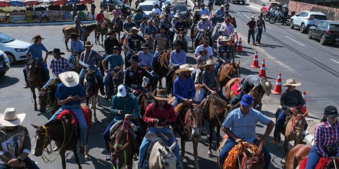 Dez mil pessoas participam da Calvagada na Expoacre Juruá