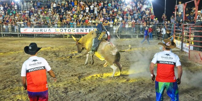 Abertura do rodeio na Expoacre Juruá é sucesso de público