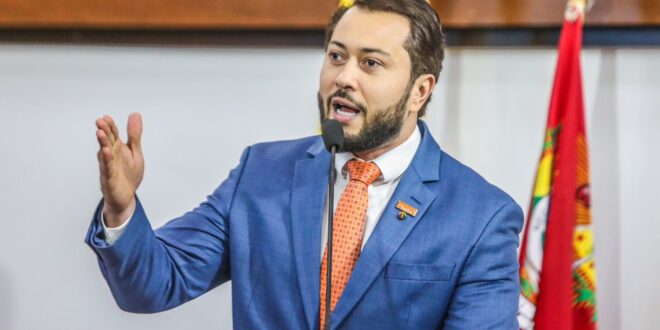 Com educação em greve, Jarude diz que governo prioriza contratações de jatinhos e jantares ao invés de valorizar categoria