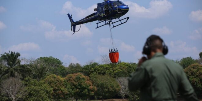 Treinamento com equipamento próprio de combate às queimadas é realizado no Acre