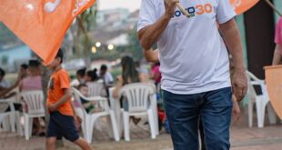 Jarude leva os pais para bandeiraço e anuncia: “Amanhã é dia de voltar aonde tudo começou”