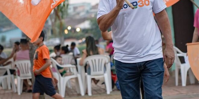 Jarude leva os pais para bandeiraço e anuncia: “Amanhã é dia de voltar aonde tudo começou”
