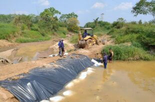 Seca extrema: emergencia leva Saneacre a construir represa em Tarauacá para manter a captação de água