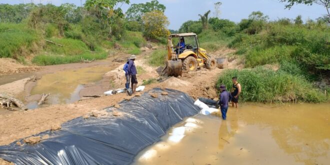 Seca extrema: emergencia leva Saneacre a construir represa em Tarauacá para manter a captação de água
