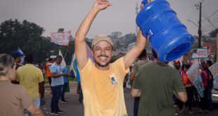 Candidato faz caminhada com galão, simbolizando a falta D'água em Rio Branco